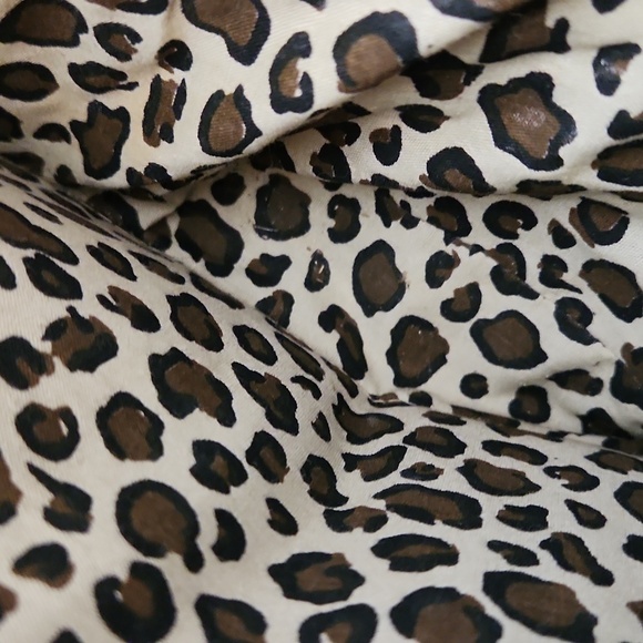 Big Brown Straw Bag With Animal Print Lining And Front Hardware Closure - Picture 12 of 15